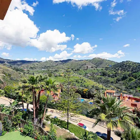 Relaxing With Pool - Pass The Keys 마르베야