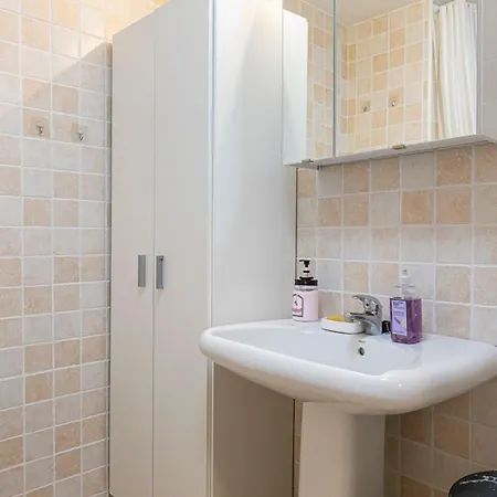 Relaxing With Pool - Pass The Keys 마르베야