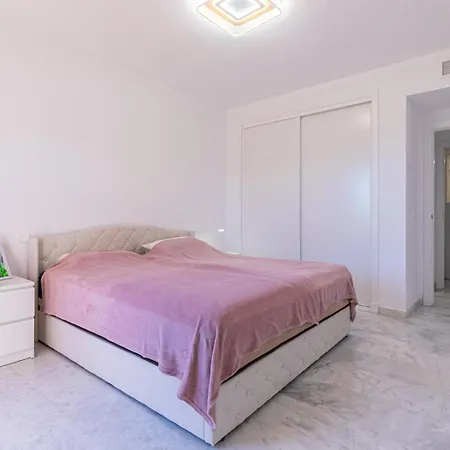 Relaxing With Pool - Pass The Keys 마르베야